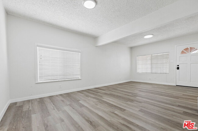 Foto del edificio - 1060 McFarland Ave