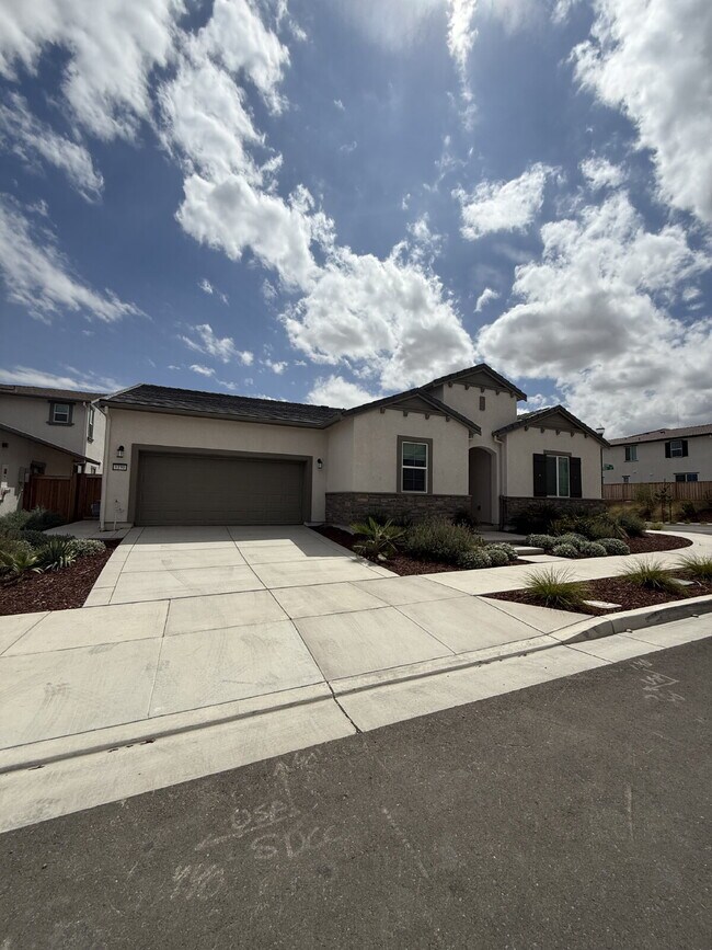 Building Photo - Brand-New 4-Bedroom Single-Story Home with Solar, Stunning Views & Open Floor Plan!