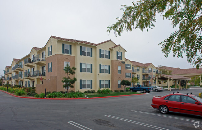 Foto del edificio - Camino Del Sol Apartments