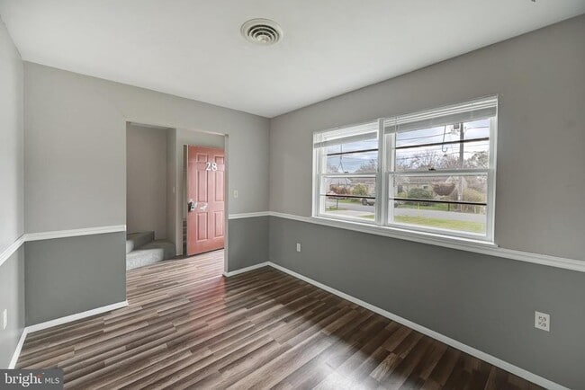 Foto del edificio - 28 Maple Ave
