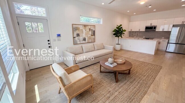 Building Photo - 3 Bed/2.5 Bath Home with Fenced Yard / Pet-Friendly / Available Now!