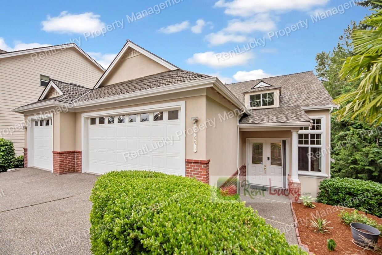 Primary Photo - Like-New and HUGE 5-Bedroom Home in Prime ...