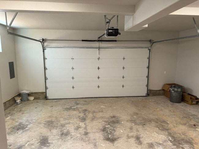 Building Photo - New 4 Bed / 2.5 Bath Duplex! $250 Amazon G...