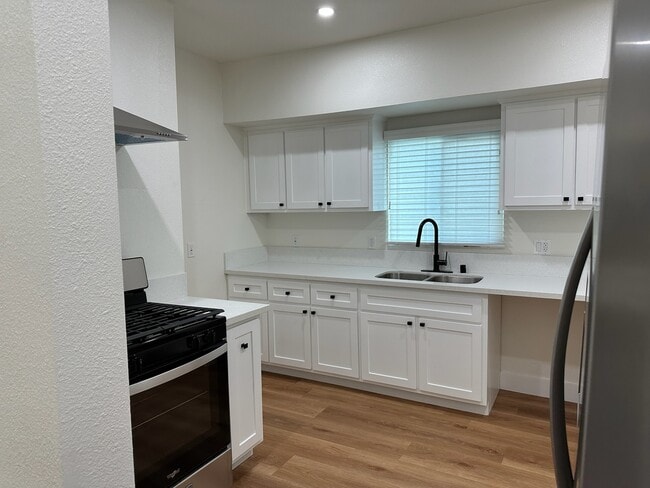 Building Photo - 1402 E 48th Pl