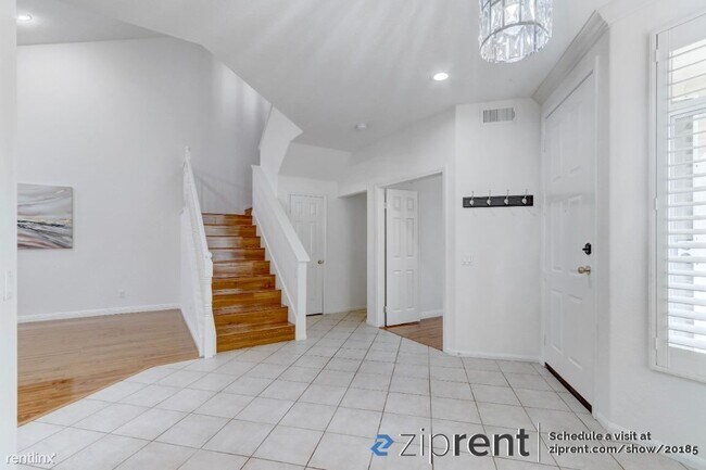 Building Photo - 3 br, 3 bath Townhome - 12435 Caminito Ser...