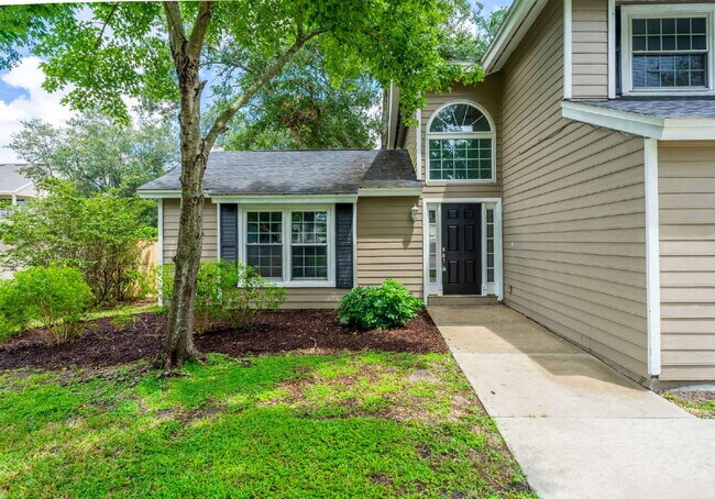 Foto del edificio - Minutes from UCF | Updated 4BR/3BA Home with Private Fenced Backyard