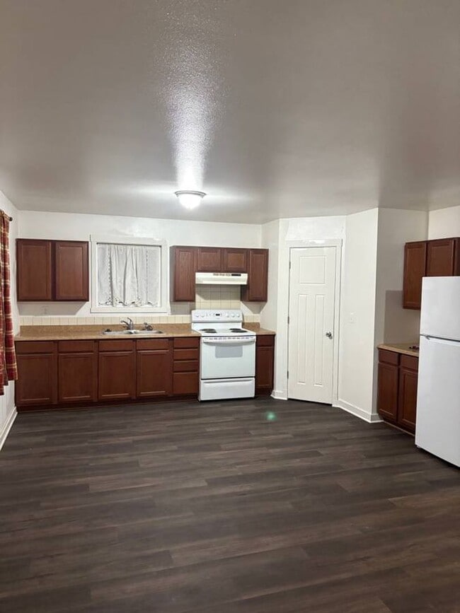 Building Photo - 608 Mark St