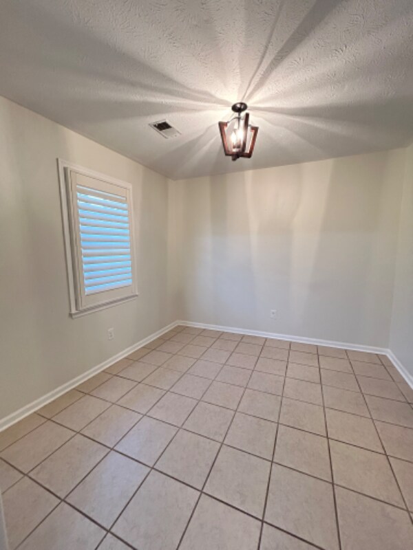 Building Photo - 2413 Greenbrier Dr