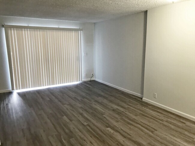 Building Photo - Quiet 2-Story Townhouse with 2-car garage ...