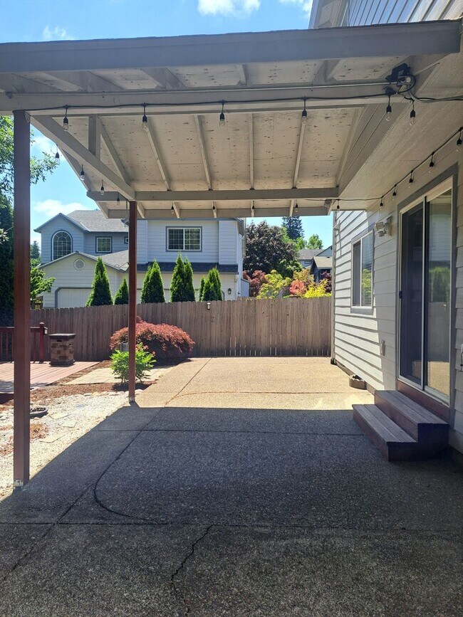 Building Photo - Beautiful setting 4 bedroom A/C Available Now