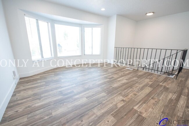 Foto del edificio - Newly Remodeled 5-Bedroom Home | 2-Car Gar...
