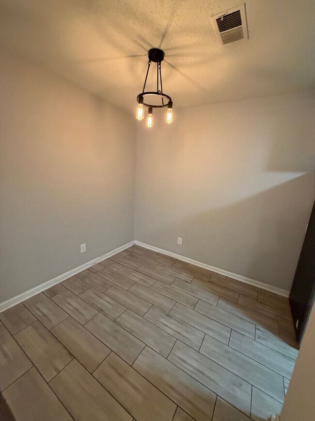 Foto del edificio - 1100 Chandler Dr