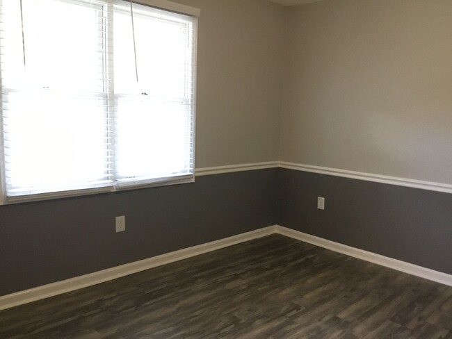 Building Photo - Newly Renovated - 1 Bedroom / 1 Bath Apart...