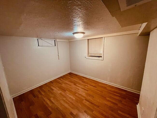 Foto del edificio - 728 Logan Ave S