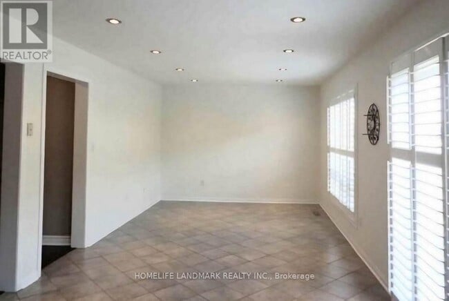 Building Photo - 19 Wetmeadow Dr