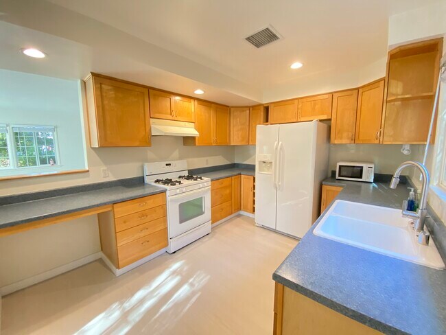 Foto del edificio - 5460 Kester Ave