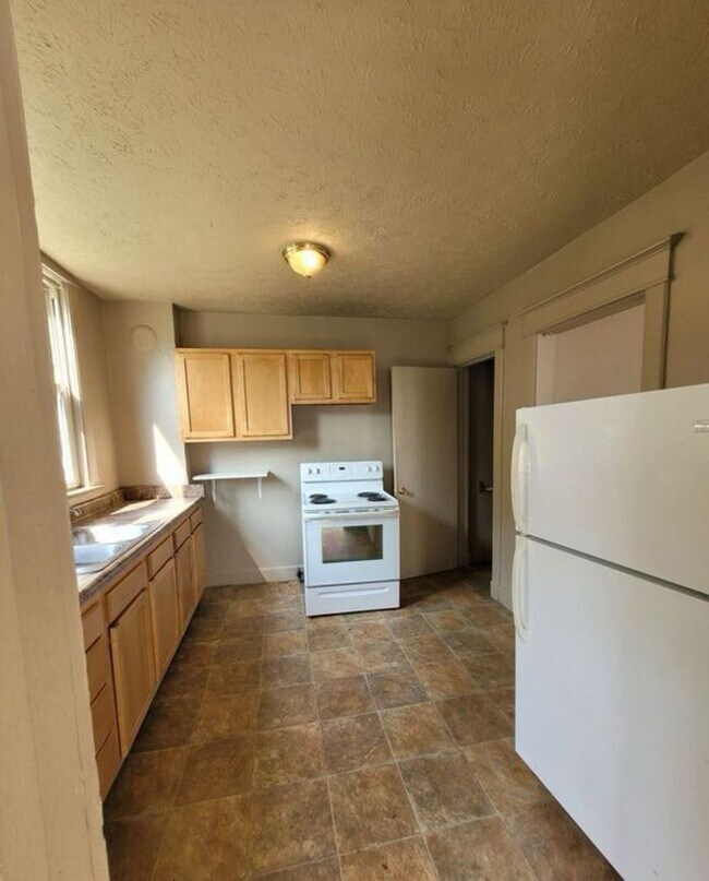 Building Photo - DUPLEX...3 Bed 1.5 Bath