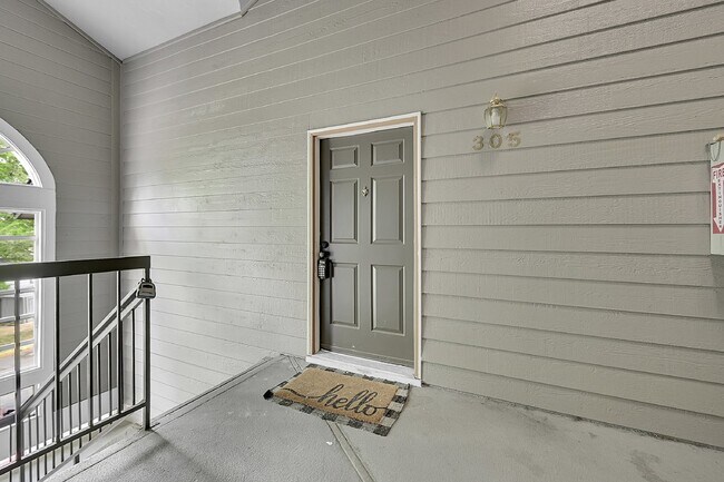 Foto del edificio - $1,650 - 2-Bed /1 bath Condo with Cozy Fir...