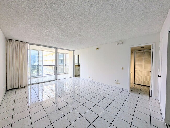 Foto del edificio - Large studio in the heart of Waikiki with assigned parking
