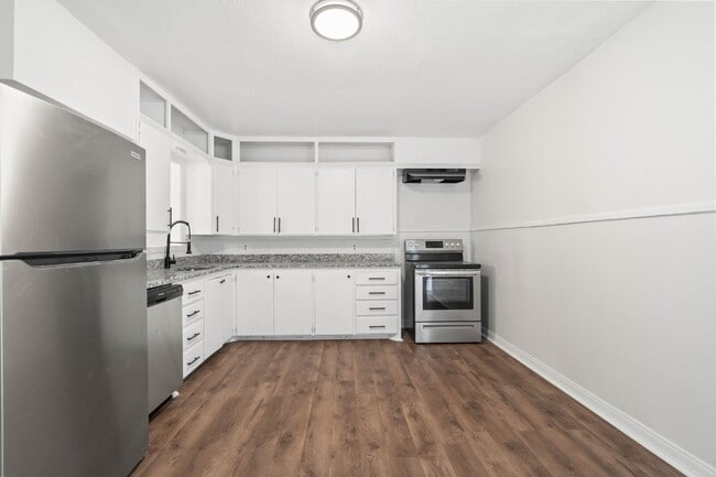 Building Photo - Large & Updated Home, *FIRST MONTH'S RENT ...
