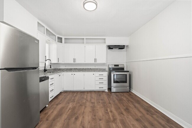 Building Photo - Large & Updated Home, *FIRST MONTH'S RENT FREE*