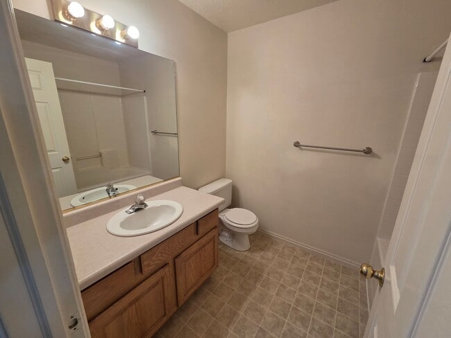 Building Photo - 2 Bed Apartment - Ready to GO!