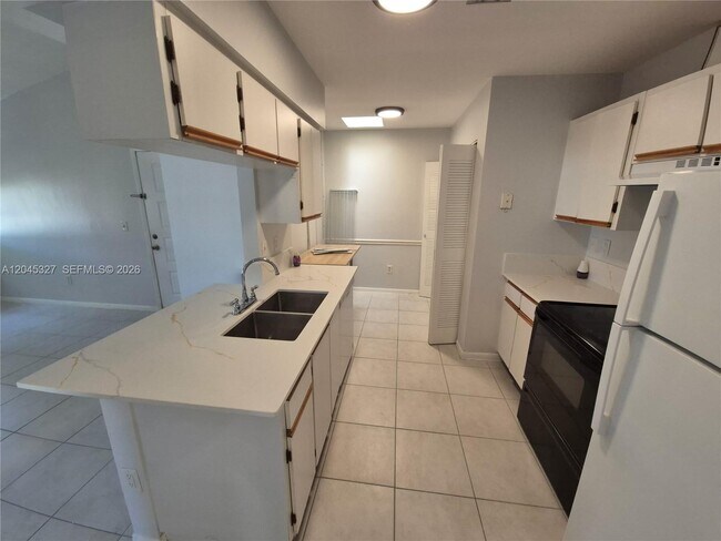 Foto del edificio - 18310 NW 68th Ave