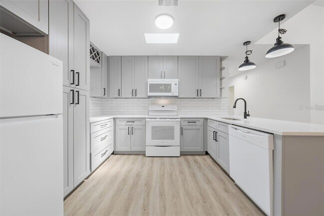 Building Photo - 515 Floral Dr