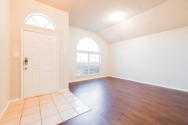 Building Photo - 616 White Swan Dr