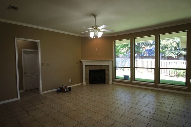 Building Photo - 3 bedroom 2 bathroom home in Tyler!