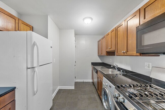 Foto del edificio - Newly Renovated Two Bedroom Condo! Parking!