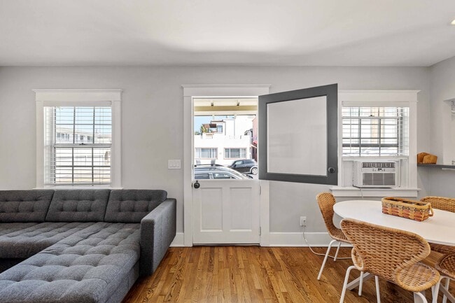 Building Photo - 208 8th St