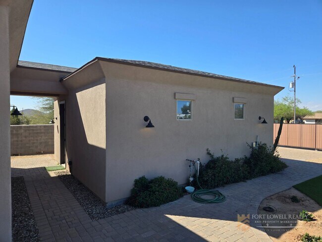 Building Photo - Stunning 2-bed, 2-bath Casita in North Phoenix