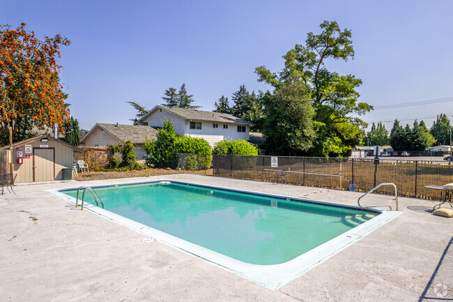 Building Photo - King Manor in Milwaukie