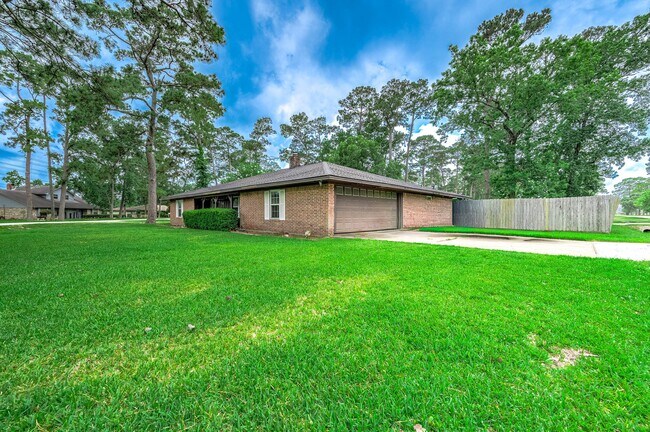 Foto del edificio - 5813 Russell Ln