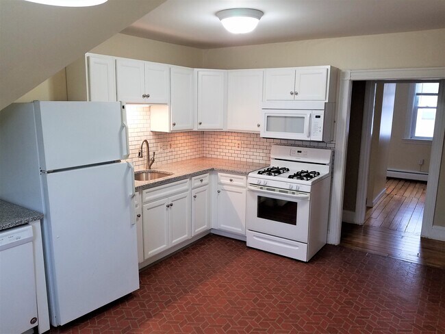 Building Photo - 10 Adelphi Ave