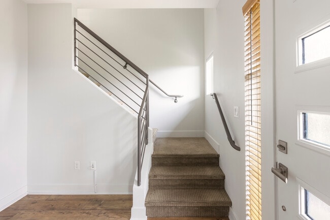 Building Photo - 2753 Waverly Dr