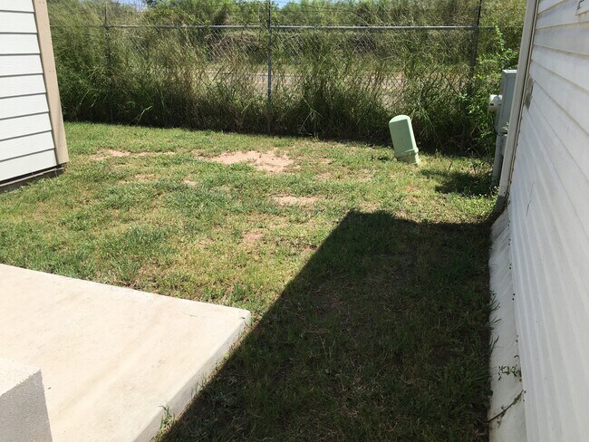 Patio trasero - vista en ángulo - 2809 Melanie Dr