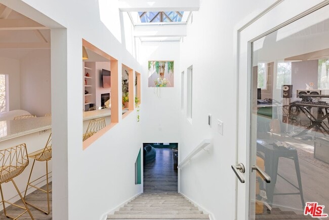 Building Photo - 6835 Pacific View Dr