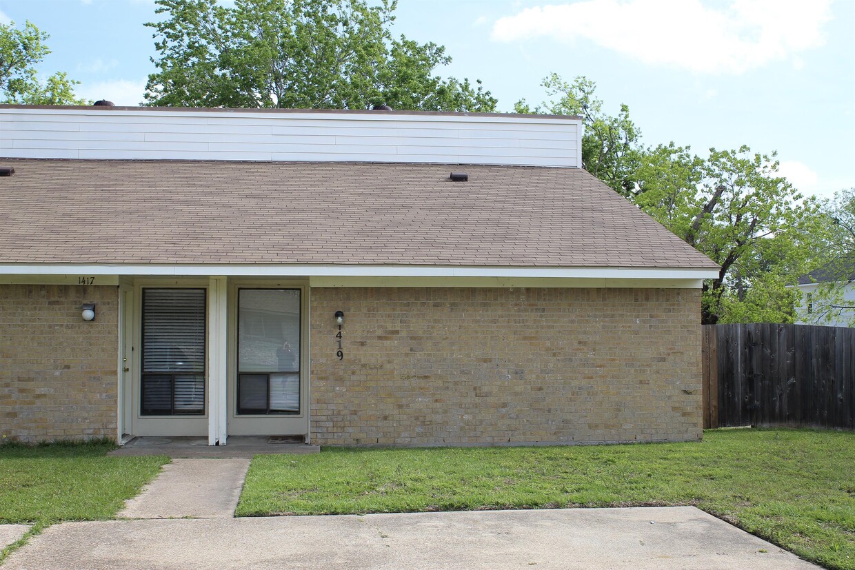 Building Photo - 1419 Dexter Dr S