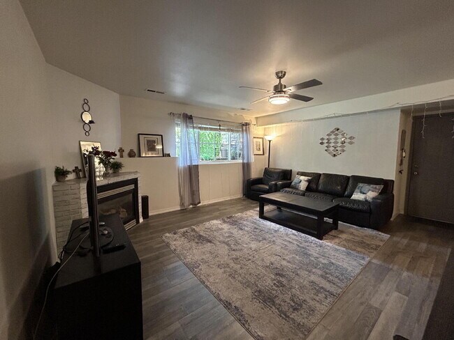 Foto del edificio - Cozy 2 Bed, 1 Bath Apartment with Fireplac...