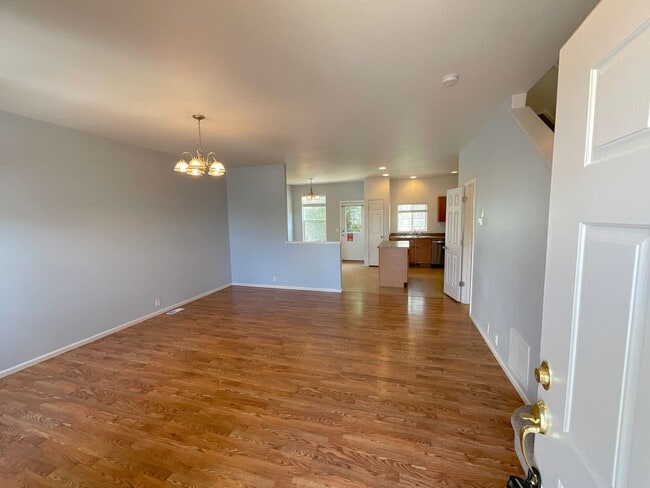Building Photo - 2 Bedroom Townhome Available Near S Circle...