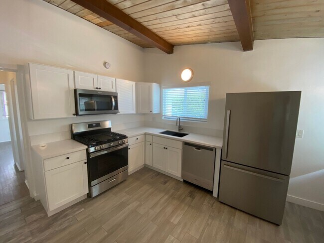 Foto del edificio - 2 Bedroom/1 Bathroom - Isla Vista