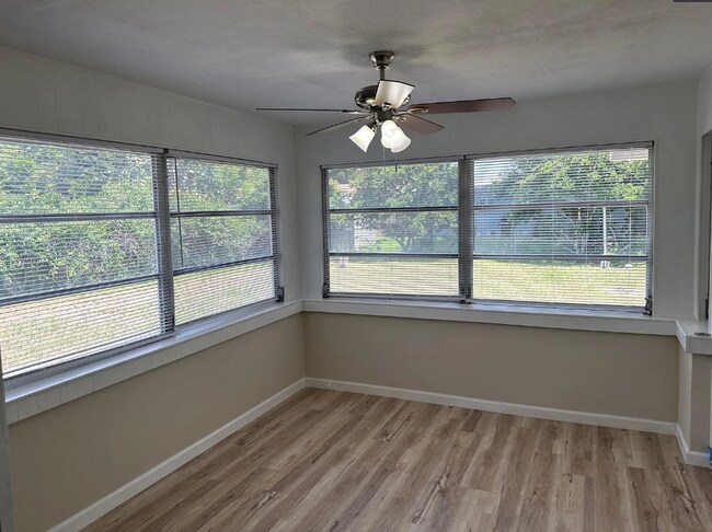 Sala de estar/estudio - 787 Lakeside Dr