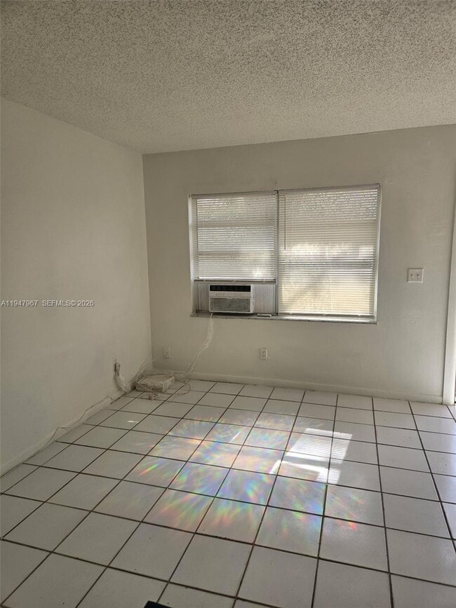 Foto del edificio - 6604 Miramar Ave