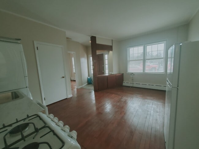 Building Photo - 156 River Road Ext