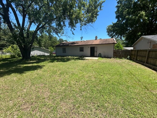 Building Photo - 3 Bedroom and 2 bathroom home.