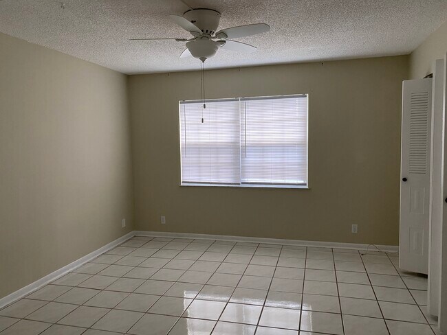 Building Photo - 1530 SE Royal Green Cir