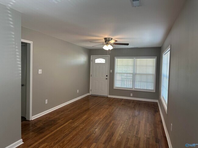 Foto del edificio - 3111 Hale Dr SW