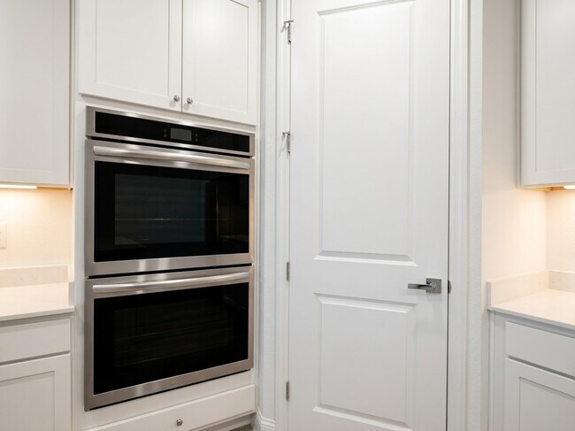 Building Photo - 450 Kingbird Dr